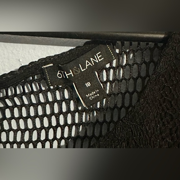 6TH & LANE BLACK LACE PEPLUM TOP - Picture 4 of 4